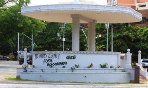 Coreto da Praça Cívica sofre com depredações constantes em Goiânia