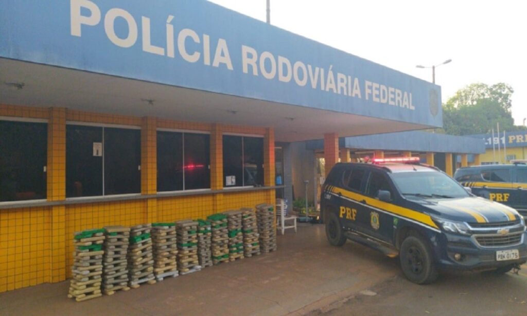 PRF apreende adolescente de 17 anos com 390 kg de droga dentro do carro