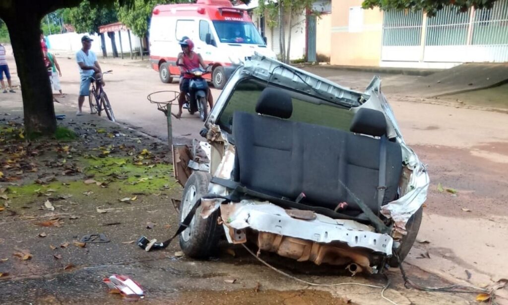 Carro é partido ao meio