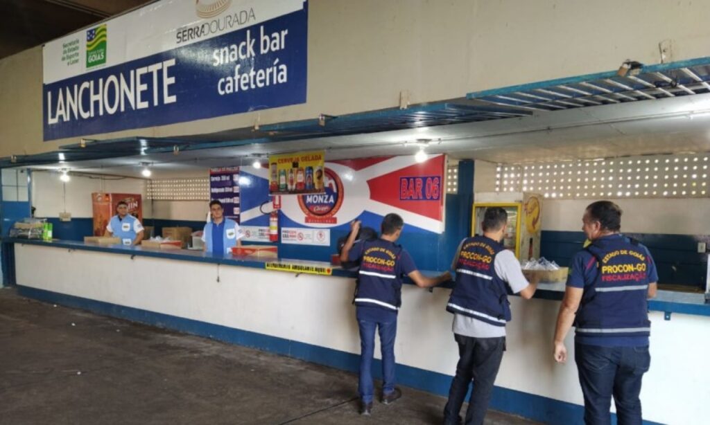 Dois bares do Estádio Serra Dourada são autuados pela venda de comidas vencidas