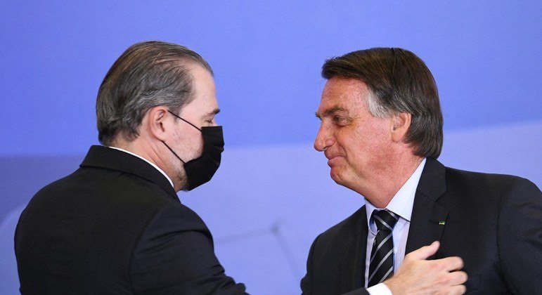 Bolsonaro tem 10 dias para explicar agressões a jornalistas na Itália