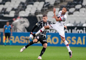 Jovem estreia na Série A pelo Atlético-GO e recebe elogios de novo treinador