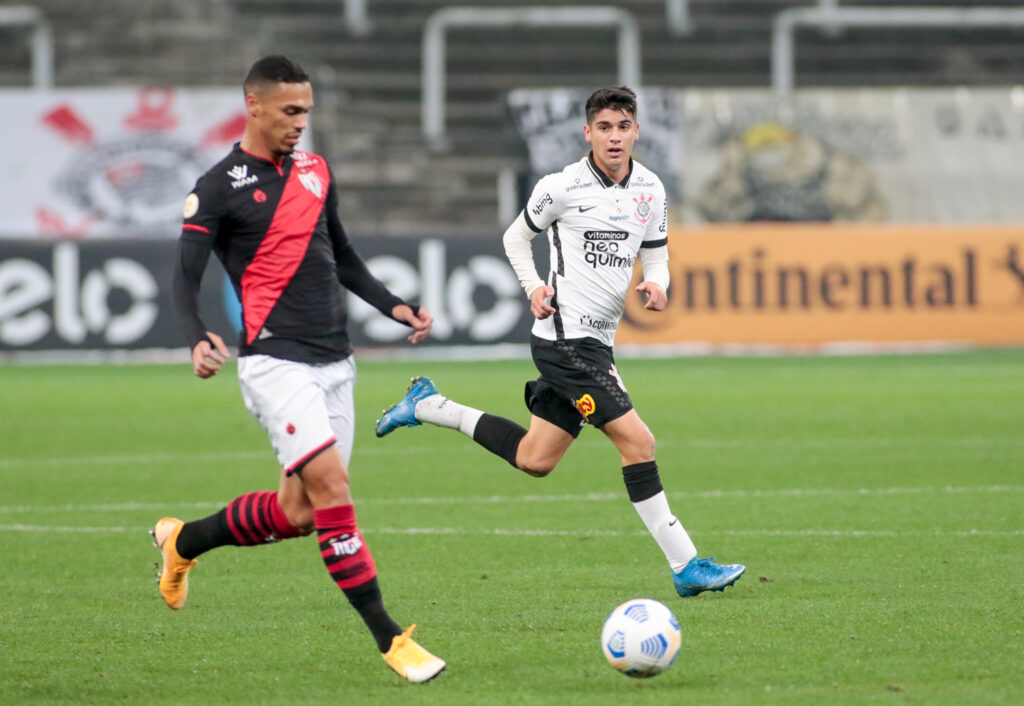 Atlético-GO vence o Corinthians