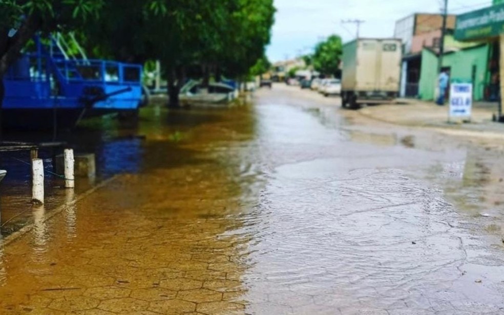 Nível do Rio Araguaia invade avenidas e coloca barqueiros próximos a fios de alta tensão