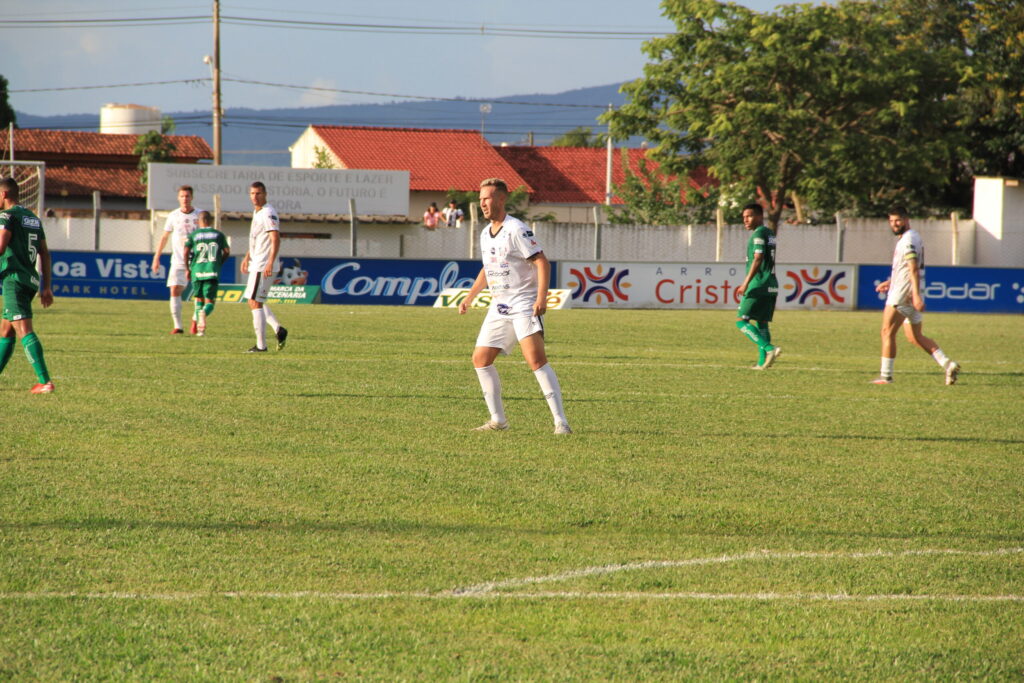 Goianésia contrata atacante Alemão