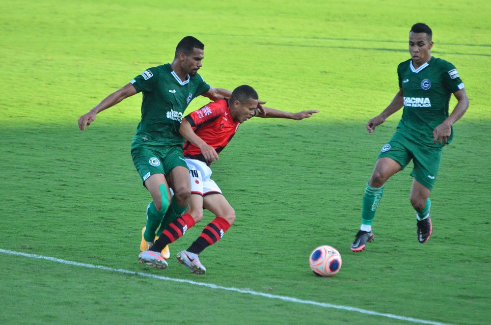 Atlético-GO controla o jogo