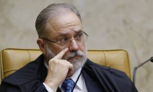 Senadores protocolam notícia-crime contra Augusto Aras no STF