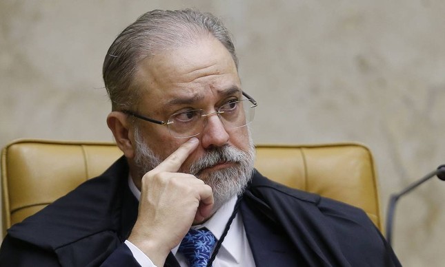 Senadores protocolam notícia-crime contra Augusto Aras no STF