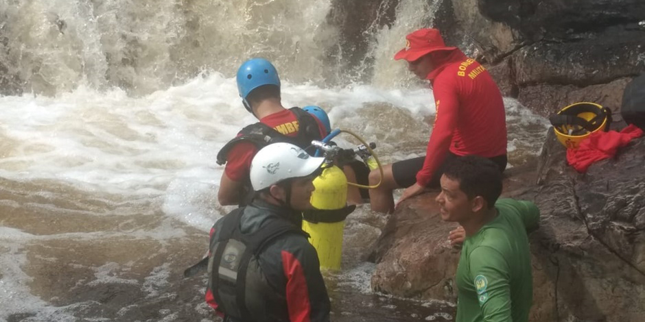 Bombeiros encontram corpo de universitário que desapareceu enquanto nadava em cachoeira