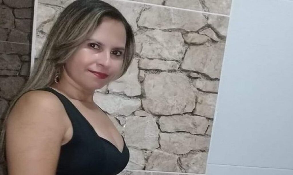 Mulher morre após ser atropelada por carro em alta velocidade