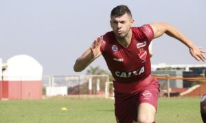 Wesley Matos fala pela primeira vez após renovação