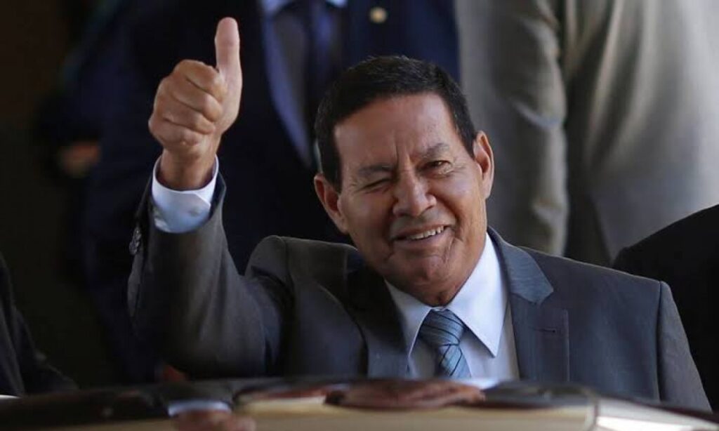 Mourão assume a presidência do Brasil durante licença de Bolsonaro