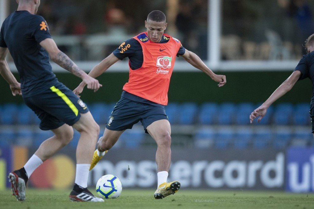 Tite comanda o primeiro treino com sete convocados na Granja Comary