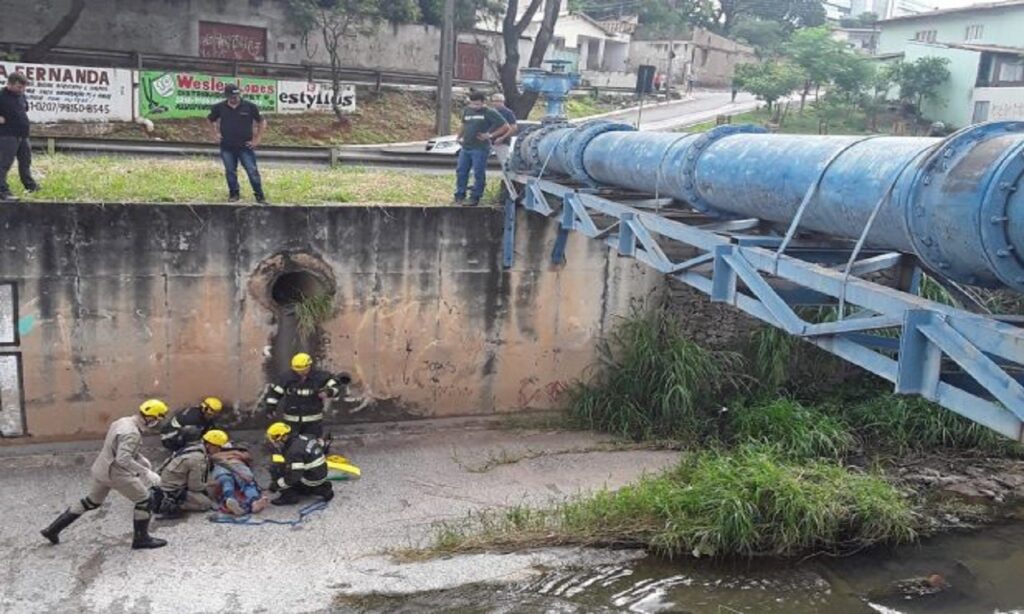 Homem cai ao tentar atravessar Marginal pela tubulação do Córrego Botafogo