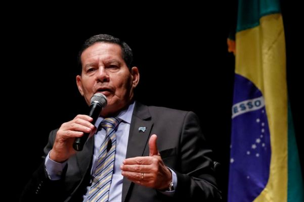 Mourão passa por procedimento ortopédico em Brasília