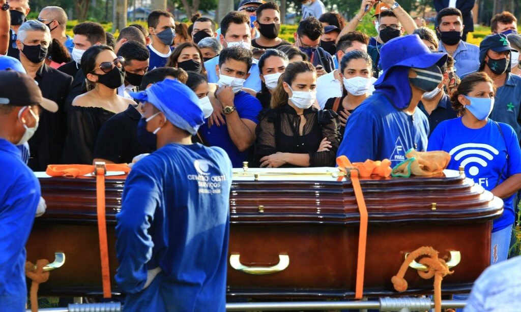 Multidão se emociona na despedida de Seu Francisco em Goiânia