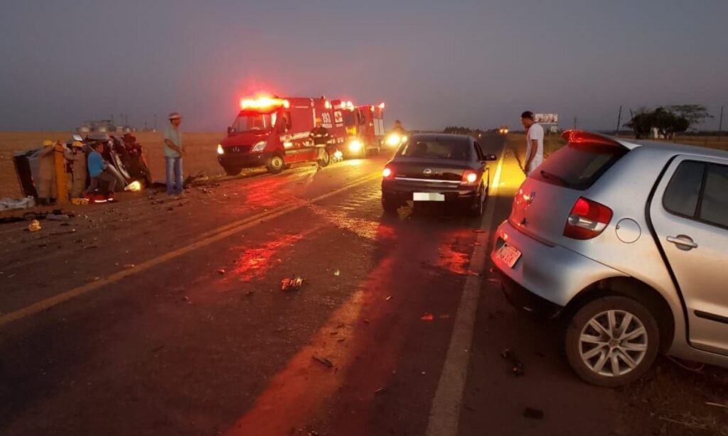 Acidente entre carros na GO-010 deixa uma pessoa morta e duas feridas