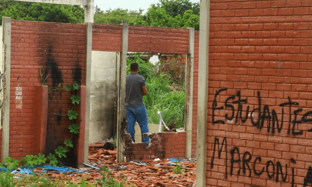 Escola Estadual Parque Amazonas passou a ser usado para descarte de lixo