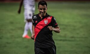 Matheuzinho prevê "jogo de guerra" contra o Fortaleza e elogia a harmonia do elenco