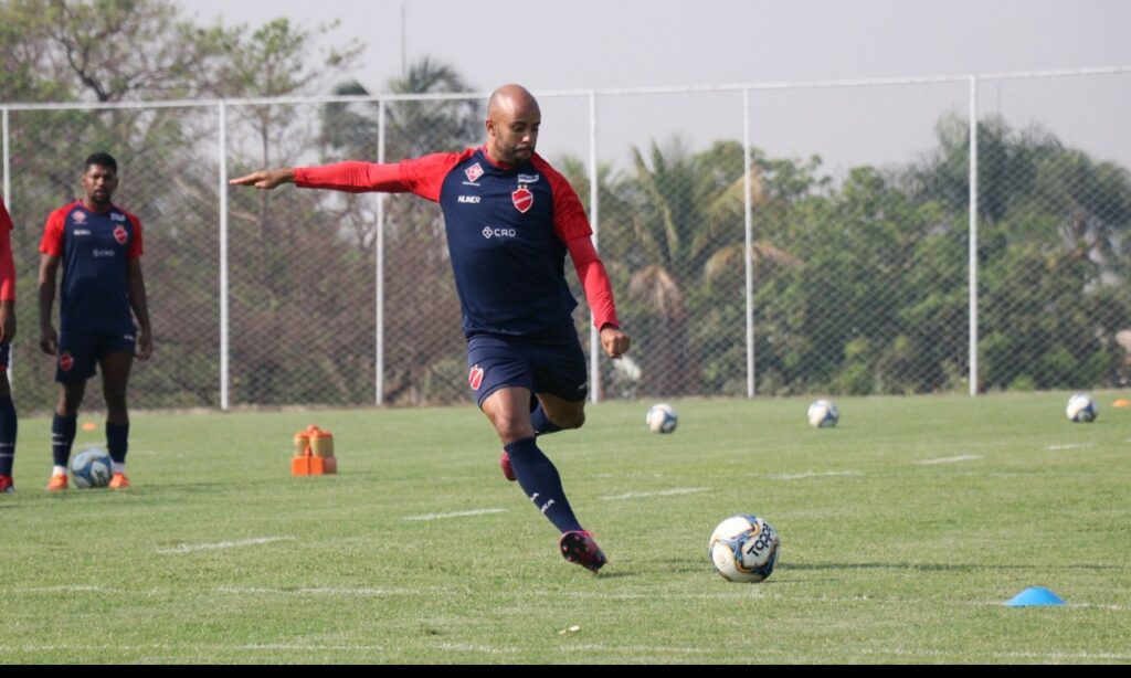 Vila Nova libera lateral Romário e jogador não enfrenta Cuiabá