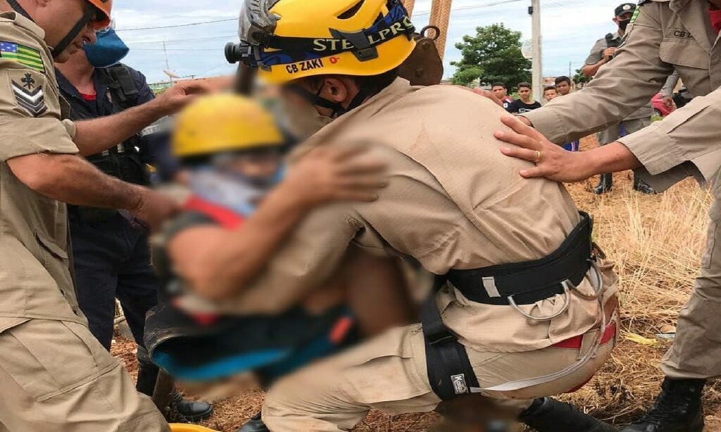 Uma pessoa é resgatada de fossa de 6 metros de profundidade