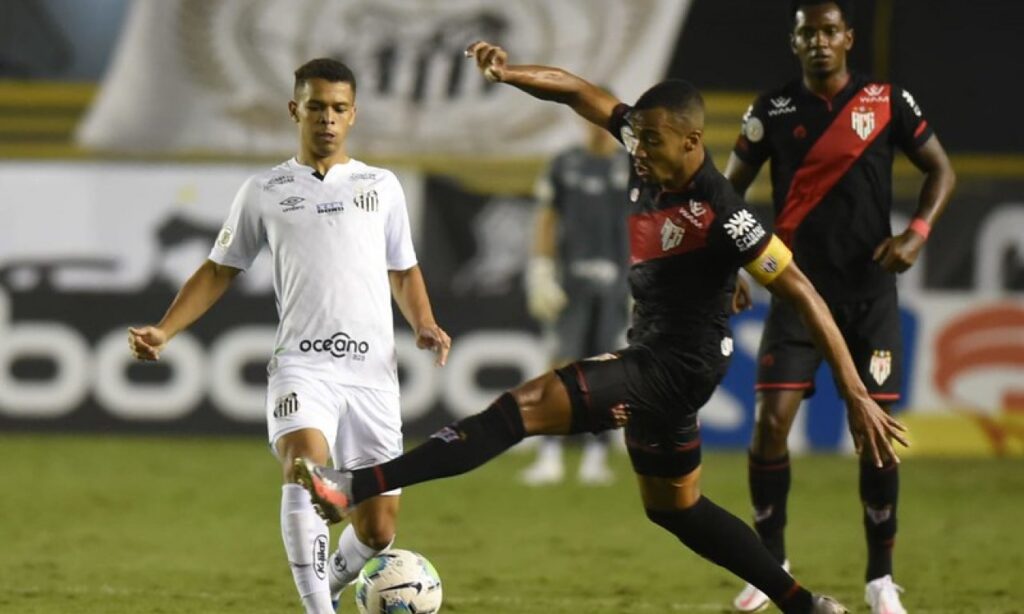 Marlon Freitas celebra vitória inédita do Atlético na Vila Belmiro