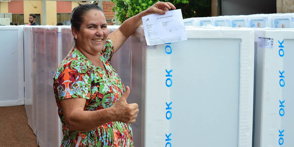 Enel Goiás realiza  troca de 80 geladeiras no Jardim Curitiba ll