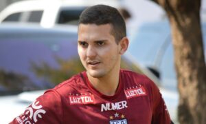 Atlético renova contrato com atacante