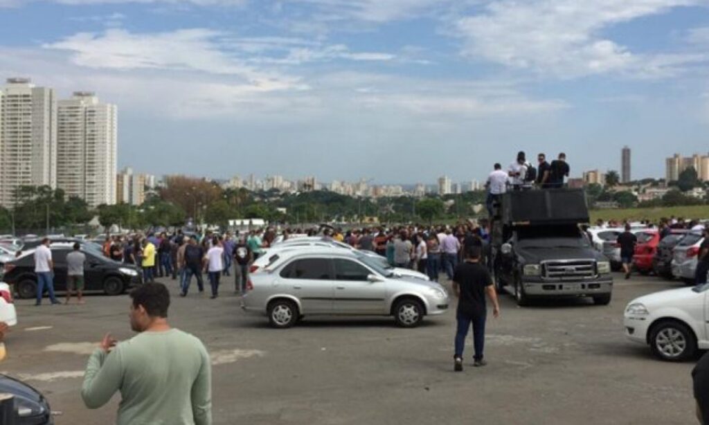 Motoristas de aplicativo fazem manifestação contra violência