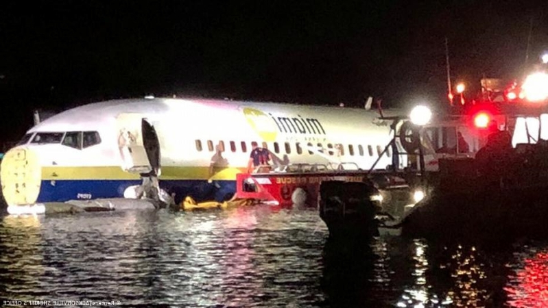 Boeing 737 sai da pista e cai em rio na Flórida