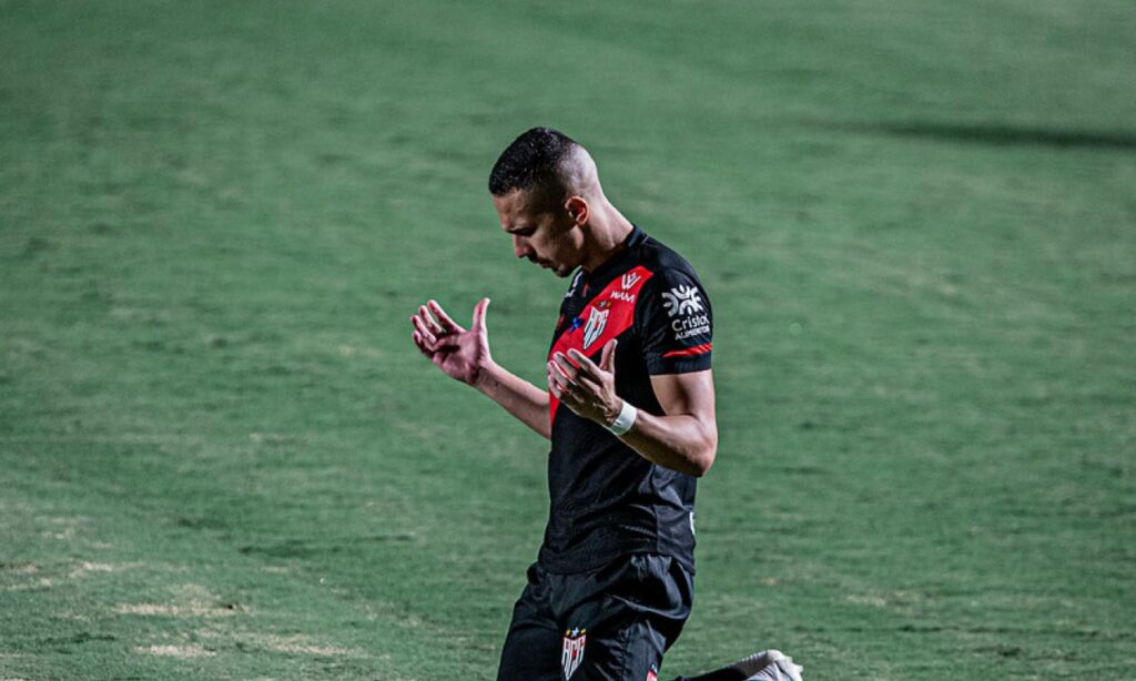 Nicolas divide o tempo do futebol com o nascimento da primeira filha