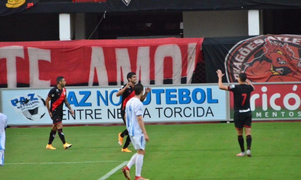 Com gols de Zé Roberto e Roberson