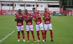 Alan Mineiro e mais três jogadores têm seus contratos renovados com o Vila Nova