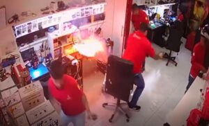 Bateria de celular explode pouco antes de passar por reparos em loja de Aparecida; assista