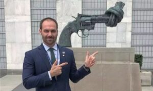 Eduardo Bolsonaro relaciona queda de homicídios com liberação das armas no Brasil