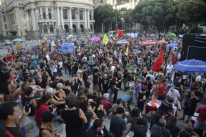 Manifestantes saem às ruas após Justiça liberar comemorações de 1964