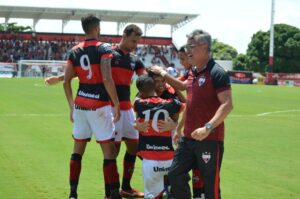 Atlético ganha de virada e afunda o Itumbiara