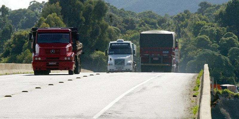 Veículos de carga têm restrição de tráfego nos dias 2 e 4