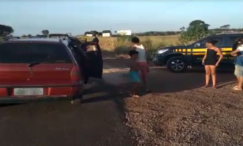 PRF flagra carro com oito passageiros na BR-060 em Acreúna