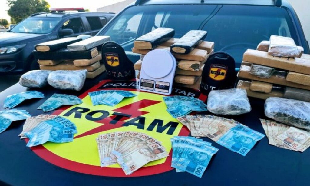 Homem é preso com 33 peças de maconha e R$ 10 mil