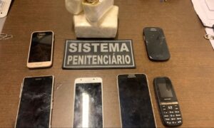 Agentes prisionais evitam a entrada de celulares e drogas no presídio de Jataí