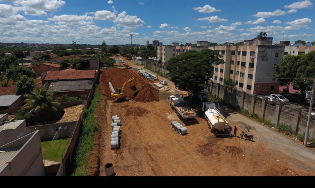 Desapropriações de imóveis travam obras de extensão da Avenida Leste-Oeste