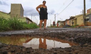 Buracos na ruas de Aparecida de Goiânia reaparecem com chuvas