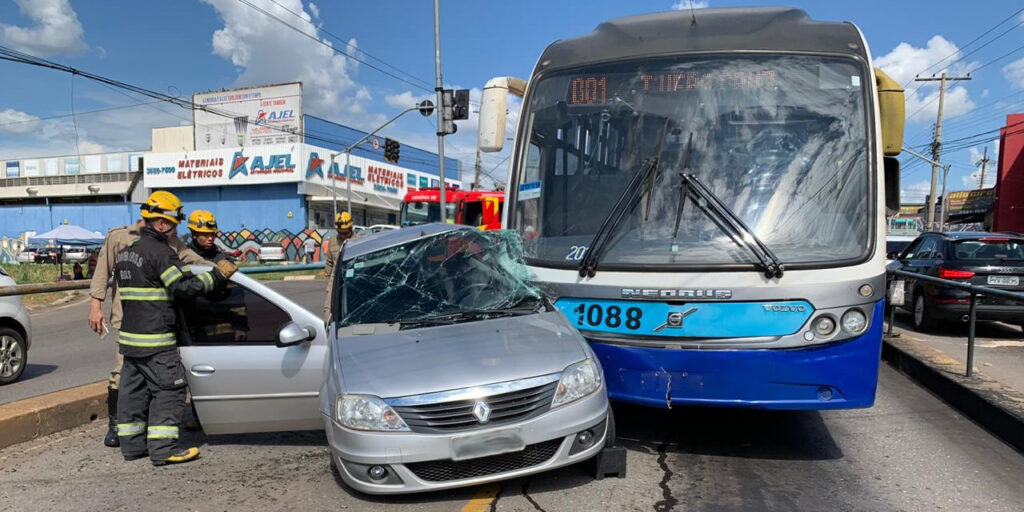 Colisão entre carro e ônibus do transporte coletivo deixa homem ferido