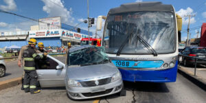 Colisão entre carro e ônibus do transporte coletivo deixa homem ferido