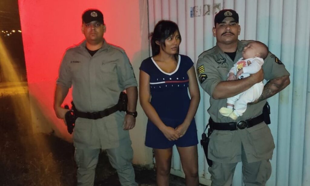 Bebê engasgado é salvo por PMs em Goiânia