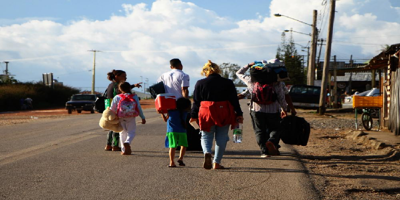 Mais de 100 venezuelanos são transferidos para quatro cidades