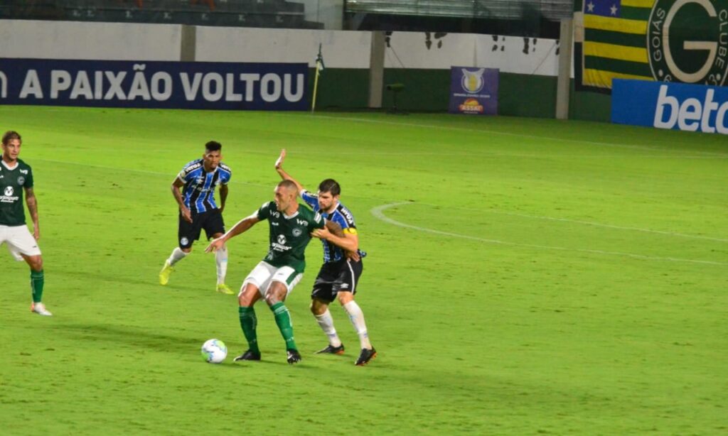 Gláuber explica mudanças tardias em empate diante do Grêmio: "Opção tática"