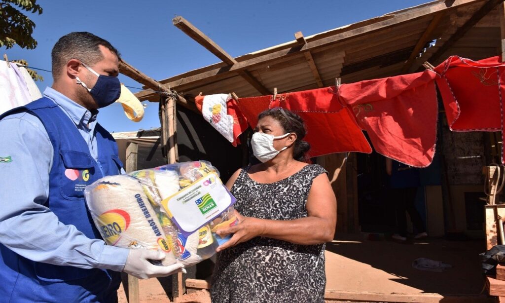 Governo de Goiás e OVG distribuem cestas básicas em Aparecida de Goiânia