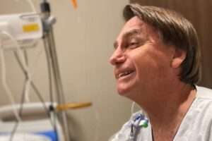 Bolsonaro recebe alta do hospital após 4 dias de internação